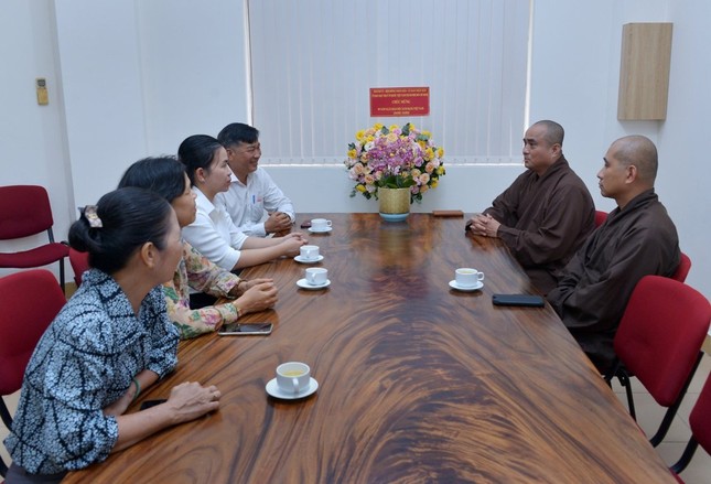 Các phái đoàn dành nhiều tình cảm và lời chúc đến chư tôn đức lãnh đạo, biên tập viên, phóng viên, công nhân viên Báo Giác Ngộ Các phái đoàn dành nhiều tình cảm và lời chúc đến chư tôn đức lãnh đạo, biên tập viên, phóng viên, công nhân viên Báo Giác Ngộ