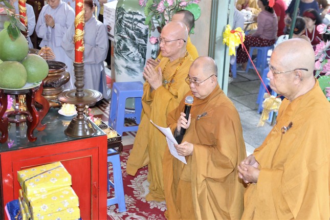 Chư Tăng chùa Thiên Tôn thành kính hướng về Hòa thượng khai sơn Chư Tăng chùa Thiên Tôn thành kính hướng về Hòa thượng khai sơn