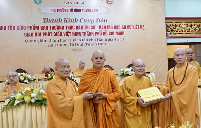 Ban Chức sự trường hạ chùa Tuyền Lâm đón nhận tịnh tài từ đoàn Ban Thường trực Ban Trị sự GHPGVN TP.HCM cúng dường hành giả an cư Ban Chức sự trường hạ chùa Tuyền Lâm đón nhận tịnh tài từ đoàn Ban Thường trực Ban Trị sự GHPGVN TP.HCM cúng dường hành giả an cư