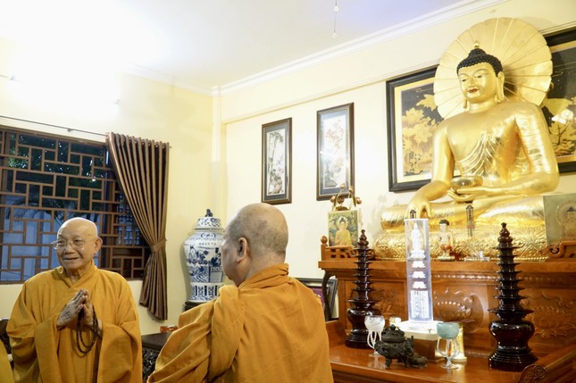 Trưởng lão Hòa thượng Thích Minh Thông, Thiền chủ hạ trường chùa Huệ Nghiêm cho biết, hạ trường đang có 103 hành giả an cư, hành trì nghiêm mật trong các thời khóa Trưởng lão Hòa thượng Thích Minh Thông, Thiền chủ hạ trường chùa Huệ Nghiêm cho biết, hạ trường đang có 103 hành giả an cư, hành trì nghiêm mật trong các thời khóa