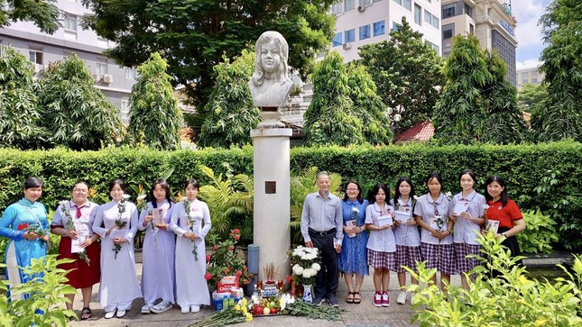 Các nữ sinh nhận học bổng đều tìm hiểu về cuộc đời liệt nữ Quách Thị Trang và hiểu thêm về ý nghĩa học bổng mang tên liệt nữ Các nữ sinh nhận học bổng đều tìm hiểu về cuộc đời liệt nữ Quách Thị Trang và hiểu thêm về ý nghĩa học bổng mang tên liệt nữ