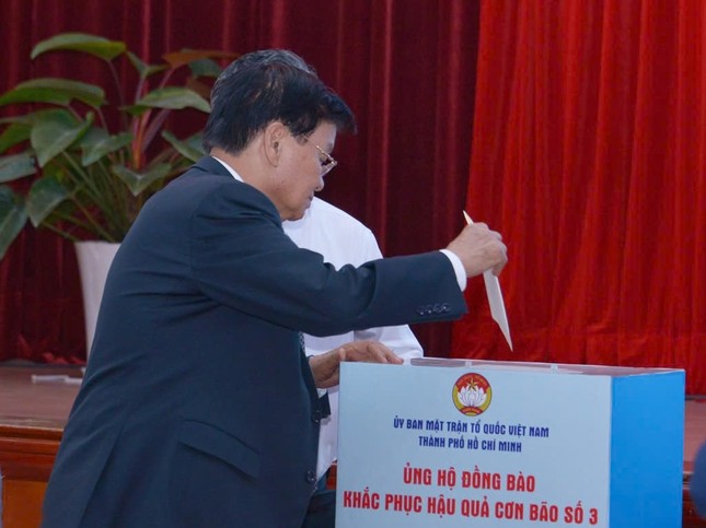 Tổng Bí thư, Chủ tịch nước Lào Thongloun Sisoulith ủng hộ đồng bào Việt Nam bị thiệt hại do cơn bão số 3 tại lễ phát động - Ảnh: Bảo Toàn/ Báo Giác Ngộ