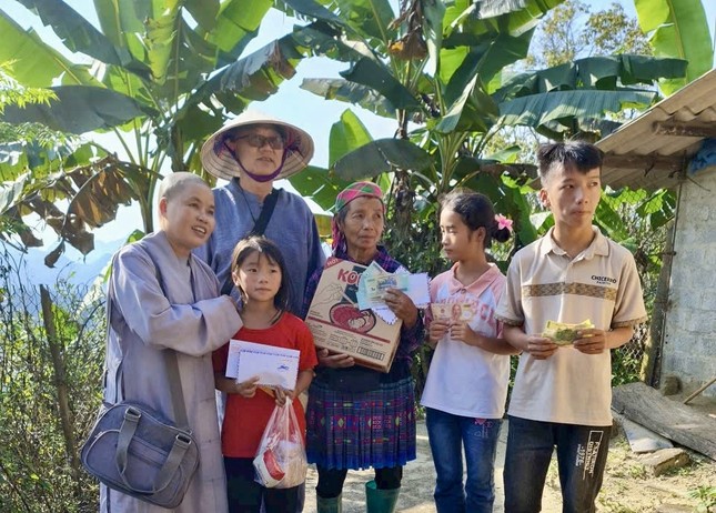 Đoàn đến tận các nơi vùng xa, vùng sâu đem tình thương đến với học sinh, người dân vùng lũ Đoàn đến tận các nơi vùng xa, vùng sâu đem tình thương đến với học sinh, người dân vùng lũ