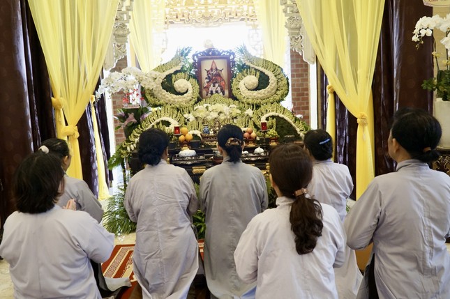 Phật tử dâng hương tưởng niệm cố Trưởng lão Hòa thượng Thích Thiện Chơn tại chùa Giác Nguyên, tỉnh Long An Phật tử dâng hương tưởng niệm cố Trưởng lão Hòa thượng Thích Thiện Chơn tại chùa Giác Nguyên, tỉnh Long An