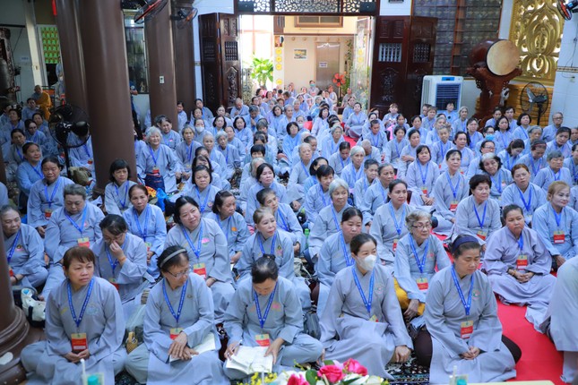 Phật tử cẩn thận ghi chép, lắng nghe Phật tử cẩn thận ghi chép, lắng nghe