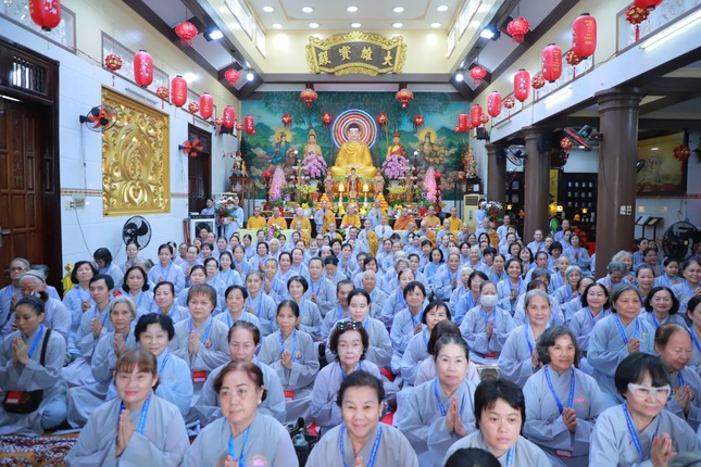 Đạo tràng chùa Bồ Đề Lan Nhã lưu niệm bên chư tôn đức Ban Hướng dẫn Phật tử TP.HCM Đạo tràng chùa Bồ Đề Lan Nhã lưu niệm bên chư tôn đức Ban Hướng dẫn Phật tử TP.HCM