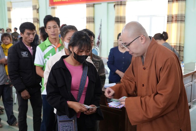 Thành viên đoàn trao quà đến người dân Thành viên đoàn trao quà đến người dân