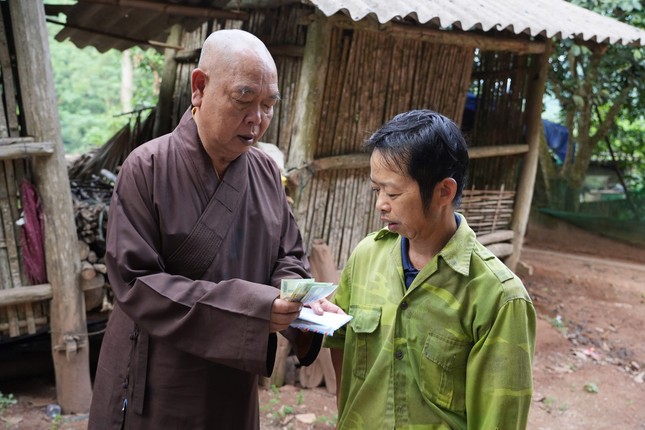 Thượng tọa Thích Huệ Công trao hỗ trợ đến người dân khó khăn sau bão lũ Thượng tọa Thích Huệ Công trao hỗ trợ đến người dân khó khăn sau bão lũ