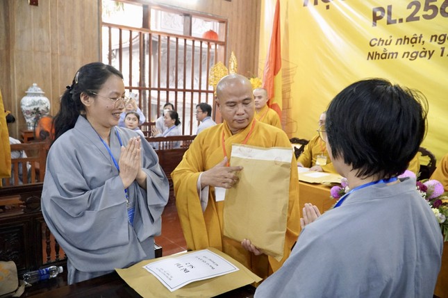 Phật tử kiểm tra niêm phong đề thi, khoảnh khắc đưa Phật tử trở về chánh niệm