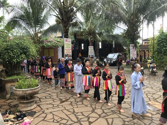 Đã thành thói quen, cứ đến ngày rằm và mùng 1 hàng tháng là 150 Phật tử đồng bào trở về chùa Hoa Nghiêm tu học Đã thành thói quen, cứ đến ngày rằm và mùng 1 hàng tháng là 150 Phật tử đồng bào trở về chùa Hoa Nghiêm tu học