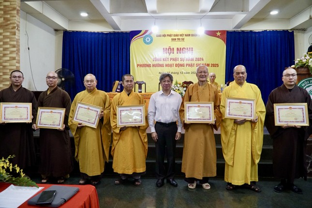 Ủy ban Nhân dân Q.5 trao Bằng khen đến chư tôn đức hoàn thành xuất sắc công tác Phật sự năm 2024