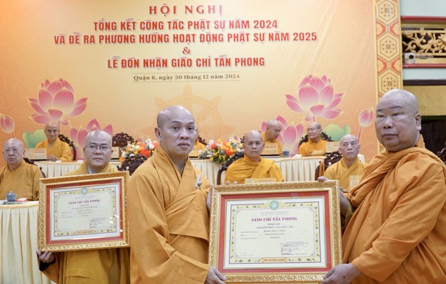 Hòa thượng Thích Giác Pháp trao giáo chỉ đến Thượng tọa Thích Từ Phước và Thượng tọa Thích Phước Trí Hòa thượng Thích Giác Pháp trao giáo chỉ đến Thượng tọa Thích Từ Phước và Thượng tọa Thích Phước Trí