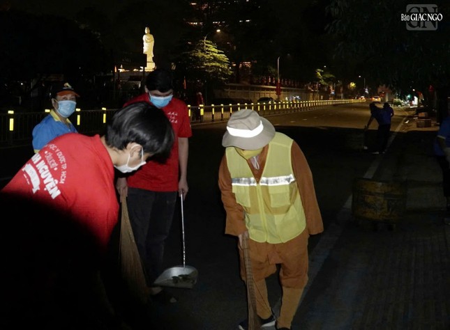 Các bạn sinh viên cùng tham gia vệ sinh khu vực bên ngoài Việt Nam Quốc Tự, trên vỉa hè đường Lê Hồng Phong