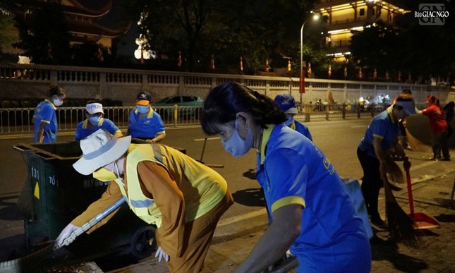 Rất nhiều rác vứt dưới gốc cây, mảnh vỡ thủy tinh được đoàn thu dọn sạch sẽ