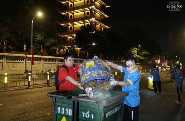 Rác được luân chuyển, thu gom trên đường vệ sinh