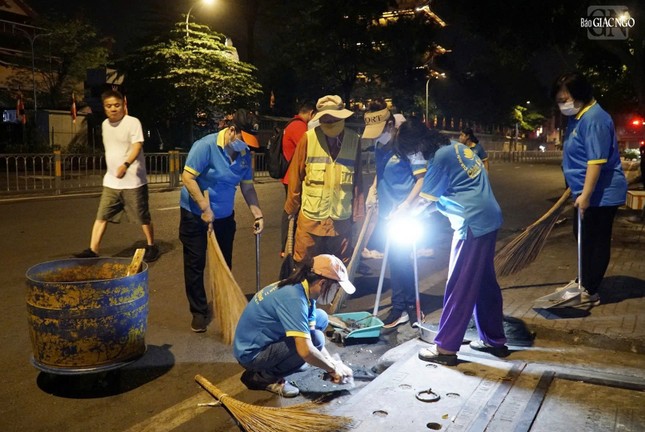 Đoàn sử dụng công cụ hỗ trợ, gắp rác và khơi thông các cống rảnh ngập rác do người dân thiếu ý thức vứt không đúng nơi quy định