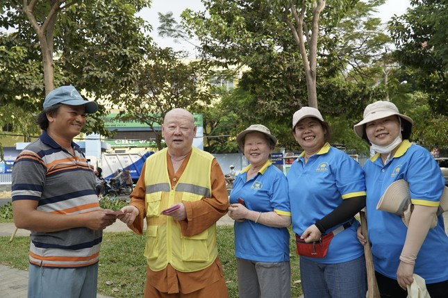 Hòa thượng lì xì cho công nhân vệ sinh