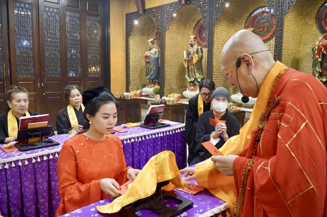 Phật tử nhận lộc đầu năm từ Đại đức trụ trì chùa Thảo Đường, với lời chúc may mắn, an lành và nhiều thuận duyên trong năm mới Phật tử nhận lộc đầu năm từ Đại đức trụ trì chùa Thảo Đường, với lời chúc may mắn, an lành và nhiều thuận duyên trong năm mới