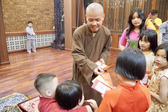 Trong con hẻm nhỏ số 551/24 Phạm Văn Chí, P.7, Q.6, đúng thời khắc đón giao thừa, nhiều trẻ em về chùa Thiên Khánh tụng kinh, quấn quýt bên Đại đức trụ trì Trong con hẻm nhỏ số 551/24 Phạm Văn Chí, P.7, Q.6, đúng thời khắc đón giao thừa, nhiều trẻ em về chùa Thiên Khánh tụng kinh, quấn quýt bên Đại đức trụ trì