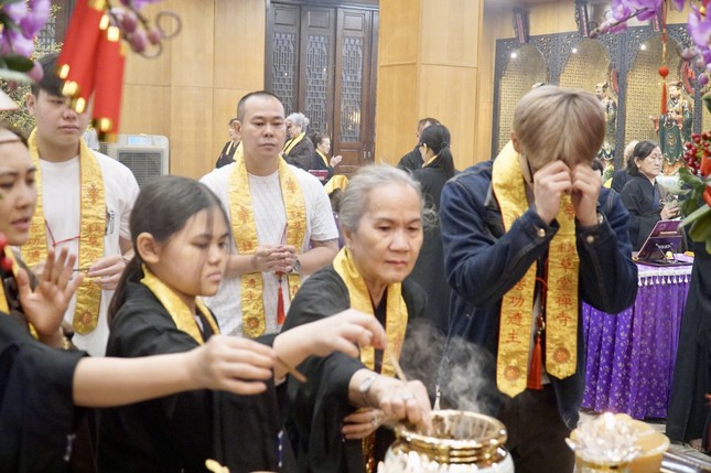 Thế hệ trẻ được ông bà, cha mẹ hướng dẫn đến chùa đón giao thừa, bắt đầu năm mới bằng khóa lễ cầu an, dâng hương cúng Phật Thế hệ trẻ được ông bà, cha mẹ hướng dẫn đến chùa đón giao thừa, bắt đầu năm mới bằng khóa lễ cầu an, dâng hương cúng Phật