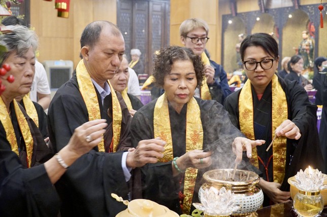 Dâng hương cúng dường - một trong những nghi lễ đặc trưng của Phật giáo người Hoa Dâng hương cúng dường - một trong những nghi lễ đặc trưng của Phật giáo người Hoa