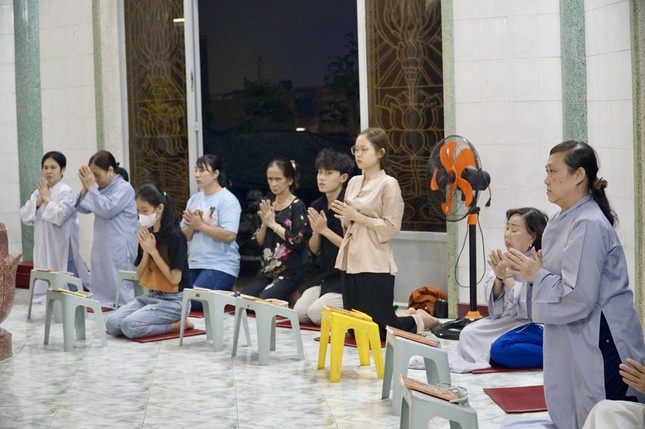 Giữa không gian thanh tịnh của chốn thiền môn, người Phật tử đón nhận nhiều bình an khi phát tâm cho những điều thiện, lành Giữa không gian thanh tịnh của chốn thiền môn, người Phật tử đón nhận nhiều bình an khi phát tâm cho những điều thiện, lành