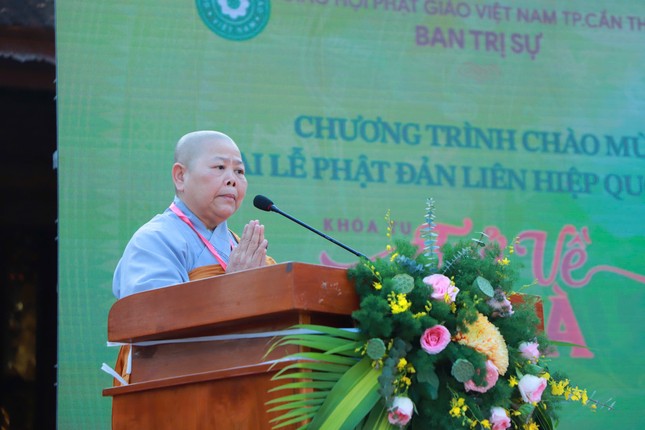 Ni trưởng Thích nữ Tịnh Nghiêm, Phó Phân ban Ni giới T.Ư, đặc trách các tỉnh miền Tây phát biểu khai mạc