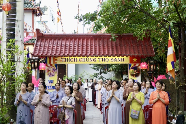 Một lòng chí thành hướng về Đức Thế Tôn Một lòng chí thành hướng về Đức Thế Tôn