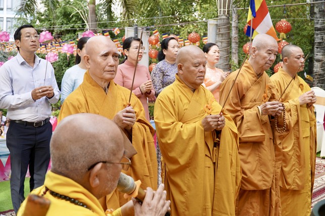 Niêm hương cúng dường Tam bảo Niêm hương cúng dường Tam bảo