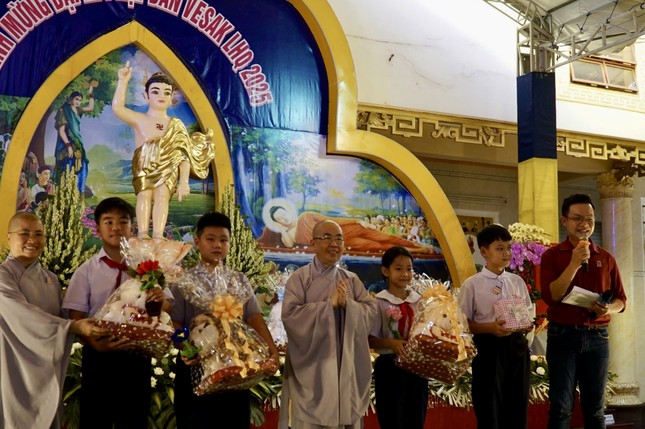 Em tìm hiểu về lòng từ bi, hiếu thảo và được nhận quà