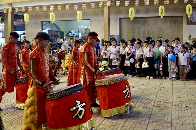 Chương trình đặc biệt mang tên “Em hướng về Vesak” với sự tham gia của 500 em học sinh