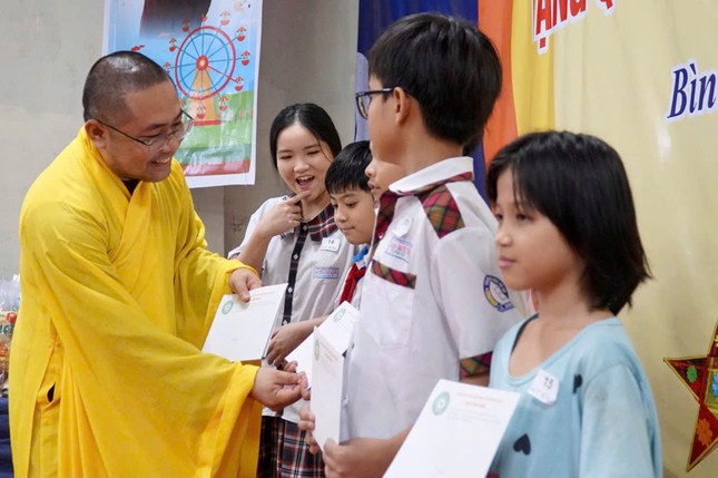 Niềm vui của em khi được nhận học bổng Niềm vui của em khi được nhận học bổng