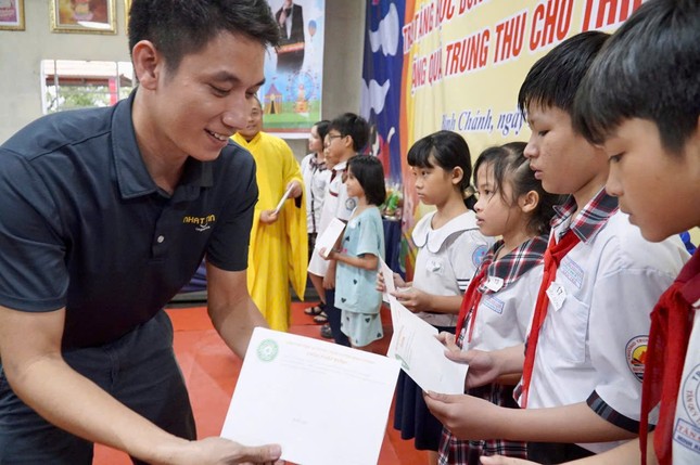 Đại diện nhà tài trợ trao quà, học bổng đến các em học sinh hiếu học Đại diện nhà tài trợ trao quà, học bổng đến các em học sinh hiếu học