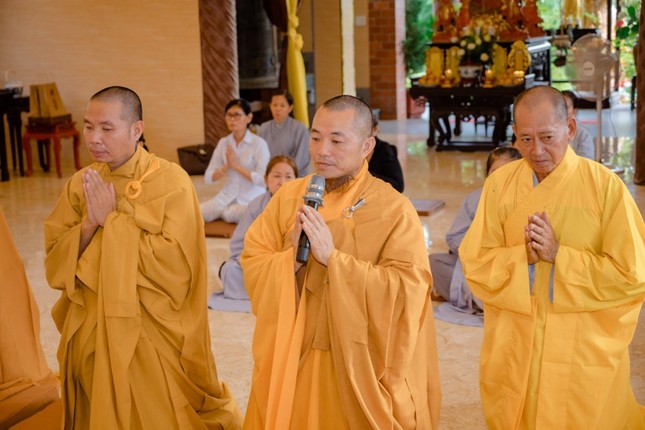 Thượng tọa Thích Huệ Phát thay mặt môn đồ pháp quyến dâng lời cảm tạ Thượng tọa Thích Huệ Phát thay mặt môn đồ pháp quyến dâng lời cảm tạ