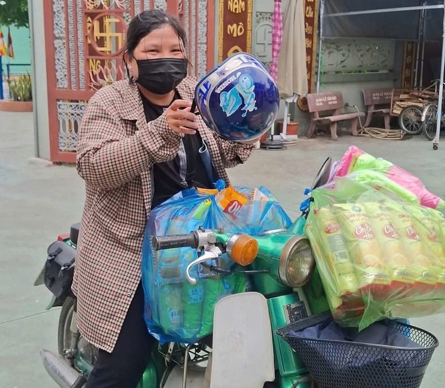 Mọi người đem đến những món quà khác nhau nhưng tất cả đều mang theo tình yêu thương và lời nguyện cầu bình an cho người dân miền Trung - Ảnh: Huệ Quang