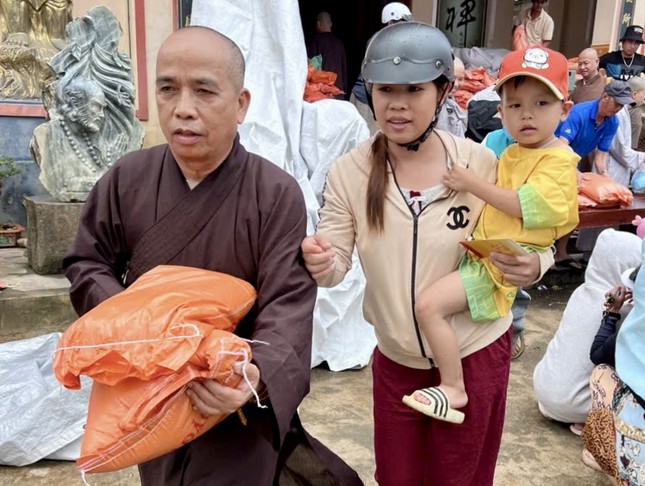 Người dân vui với những phần quà từ quý Thầy trao tặng Người dân vui với những phần quà từ quý Thầy trao tặng