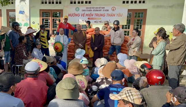 Thượng tọa Thích Trí Định, đại diện Hương Hải thiền viên (TP.HCM); Sư cô Tuệ Châu, chùa Liên Hoa (TP.HCM), Sư cô Minh Hoa, cùng Phật tử chùa Từ Mãn tháp tùng đoàn Thượng tọa Thích Trí Định, đại diện Hương Hải thiền viên (TP.HCM); Sư cô Tuệ Châu, chùa Liên Hoa (TP.HCM), Sư cô Minh Hoa, cùng Phật tử chùa Từ Mãn tháp tùng đoàn