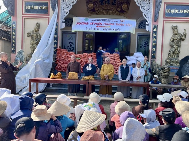 Thượng tọa Thích Viên Trí chia sẻ, động viên đến bà con chịu nhiều ảnh hưởng do thiên tai Thượng tọa Thích Viên Trí chia sẻ, động viên đến bà con chịu nhiều ảnh hưởng do thiên tai