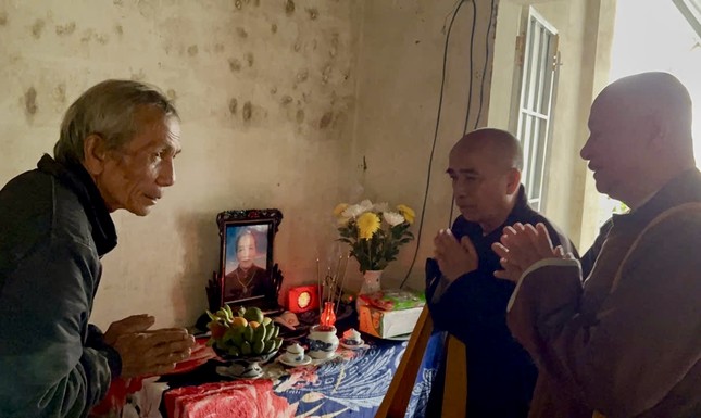 Thượng tọa Thích Viên Trí, Thượng tọa Thích Trí Định thăm, thắp hương cầu nguyện và phân ưu đến gia đình có người tử nạn trong cơn bão lũ Thượng tọa Thích Viên Trí, Thượng tọa Thích Trí Định thăm, thắp hương cầu nguyện và phân ưu đến gia đình có người tử nạn trong cơn bão lũ