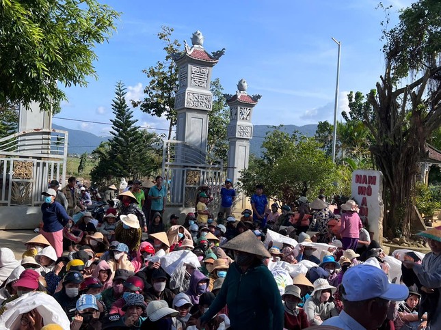 Người dân tập trung về chùa đón nhận quà chia sẻ yêu thương từ đoàn từ thiện đến từ TP.HCM Người dân tập trung về chùa đón nhận quà chia sẻ yêu thương từ đoàn từ thiện đến từ TP.HCM