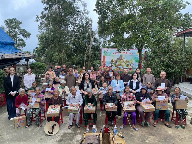 Phật tử trong và ngoài nước tiếp sức bà con vượt qua khó khăn sau thiên tai Phật tử trong và ngoài nước tiếp sức bà con vượt qua khó khăn sau thiên tai