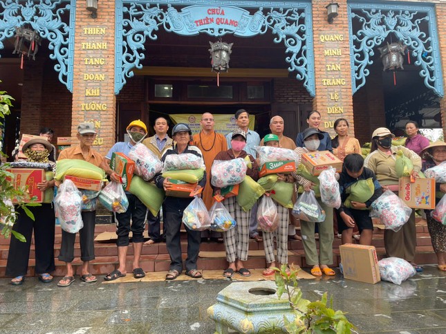 Đoàn cứu trợ tặng quà cho đồng bào bị ảnh hưởng bởi bão, lũ tại chùa Thiên Quang, xã Hòa Thịnh Đoàn cứu trợ tặng quà cho đồng bào bị ảnh hưởng bởi bão, lũ tại chùa Thiên Quang, xã Hòa Thịnh