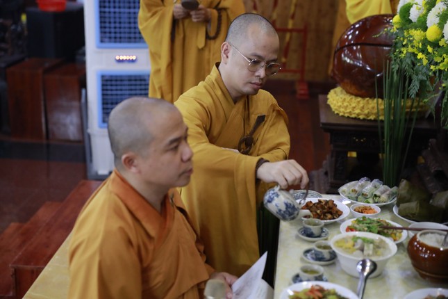 Môn đồ đệ tử dâng trà, phạn thực cúng dường Môn đồ đệ tử dâng trà, phạn thực cúng dường