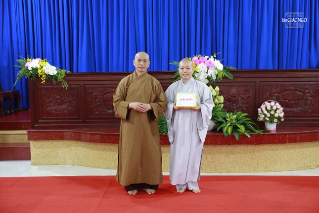 Thượng tọa Thích Tâm Chơn trao giải nhất đến Sư cô Thích nữ Định Tâm Hương với đề tài thi Tứ chánh cần