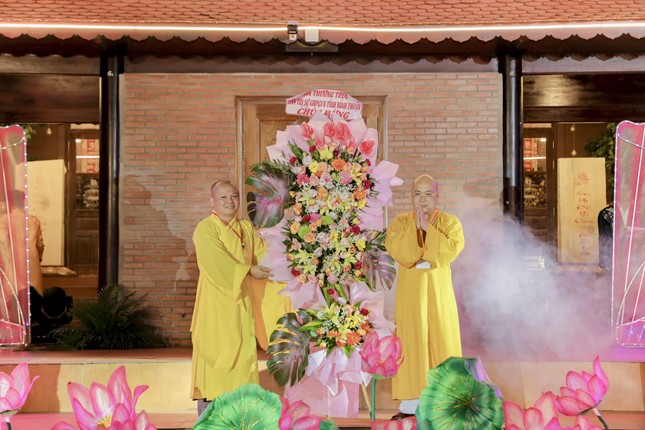 Ban Thường trực Ban Trị sự GHPGVN tỉnh Bình Thuận tặng hoa chúc mừng