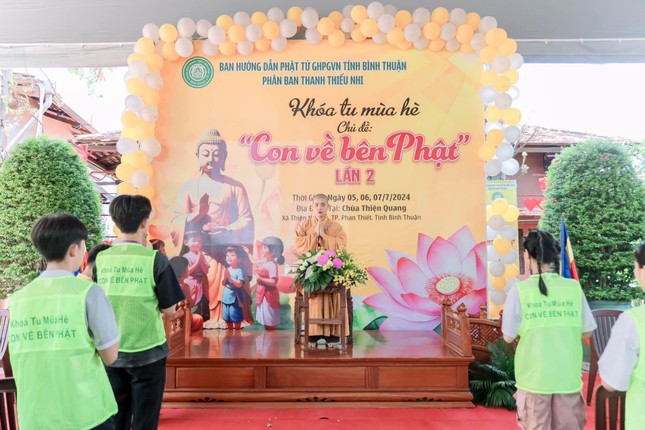 Chư tôn đức chia sẻ Phật pháp đến các bạn trẻ