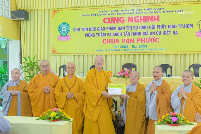 Ban Trị sự GHPGVN TP.HCM trao tịnh tài, tịnh vật cúng dường đến Ban Chức sự trường hạ chùa Vạn Phước (Q.Bình Tân)