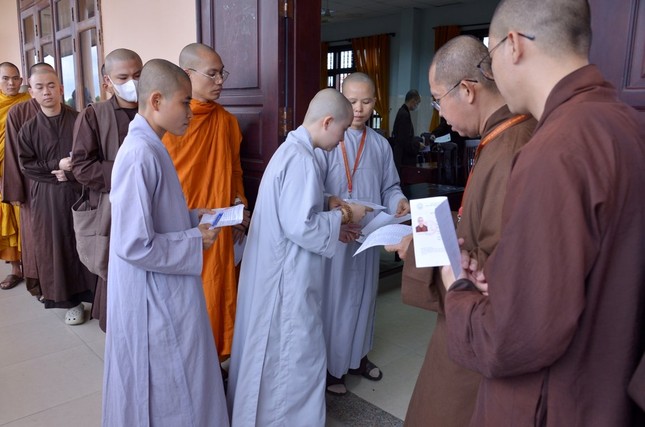 Giám thị kiểm tra thông tin thí sinh trước khi vào phòng thi