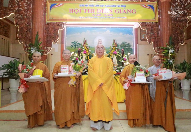 Trao giải đến các thí sinh đạt giải cao trong hội thi - Ảnh: Chúc Duyên