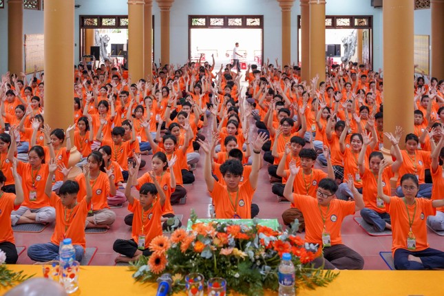 Các bạn trẻ cùng nhau sinh hoạt